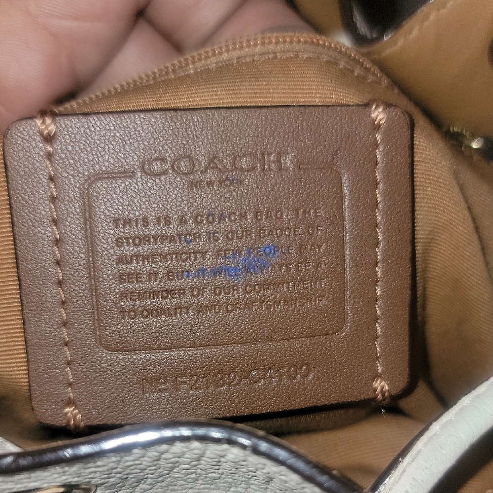 Coach White and Black Shoulder Bag with Modern Design - Picture 7 of 10